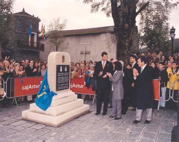 Su Alteza Real, D. Felipe de Borbón, Príncipe de Asturias, haciendo entrega del galardón