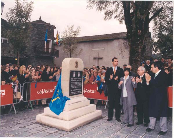 Su Alteza Real, D. Felipe de Borbón, Príncipe de Asturias, y autoridades en el acto de entrega del Galardón