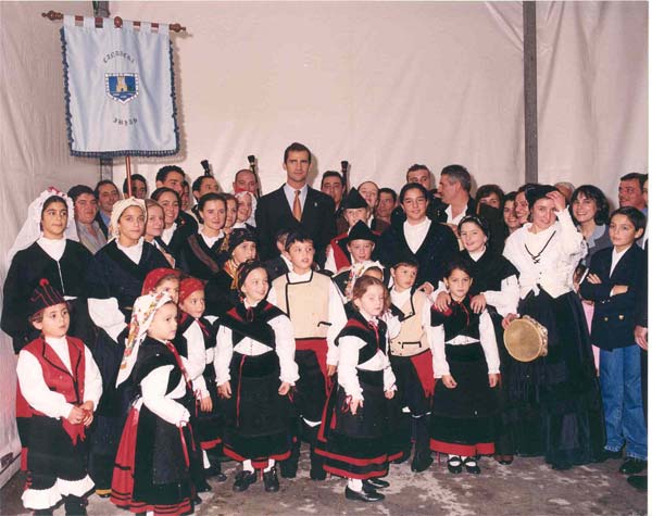 Su Alteza Real, D. Felipe de Borbón, Príncipe de Asturias, junto a los integrantes del Grupo Folklórico