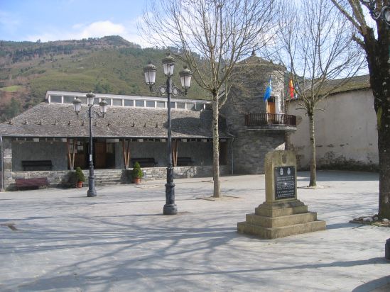 Plaza y Casa Consistorial en San Antolín
